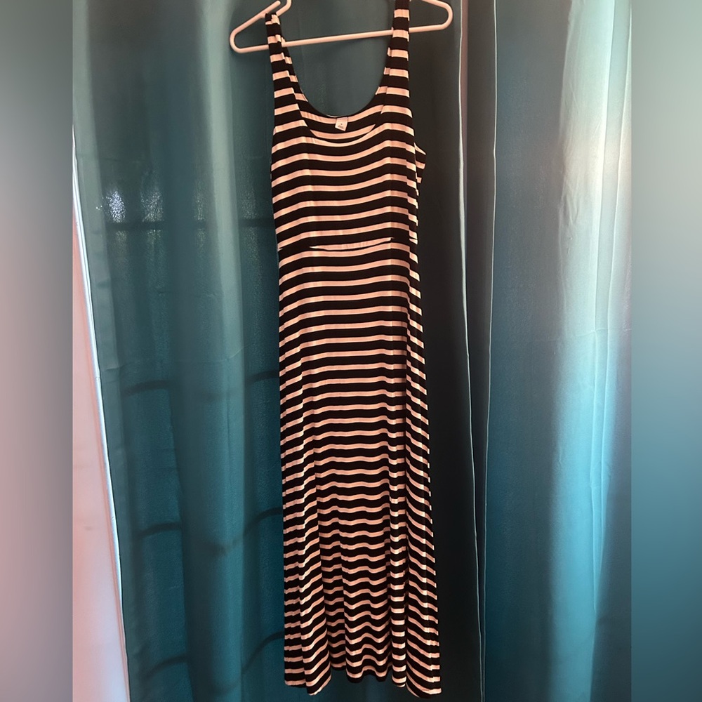 Old Navy Black and White Sleeveless Maxi Sundress